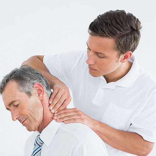 Klinik Kiropraktor-undersøger-mand-nakke-logo