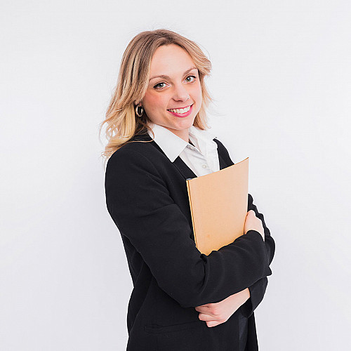 Advokat-kvinde-står-med-dokumenter-logo