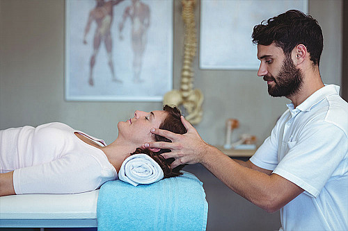 Klinik Fysioterapeut-giver-hovedemassage-banner
