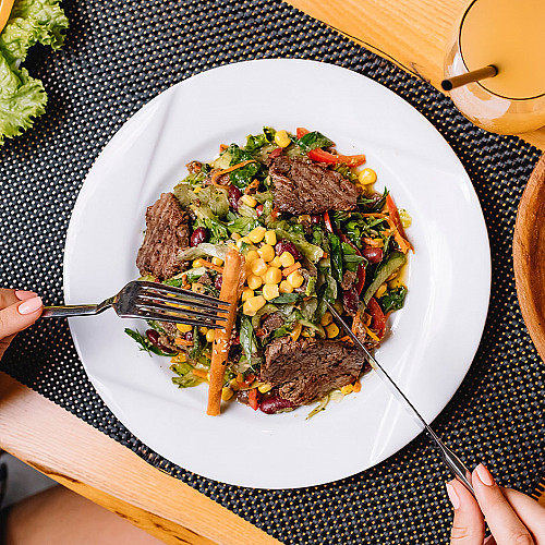 Restaurant-spisested-tallerken-med-kød-og-salat-logo