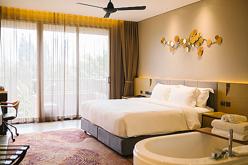 Overnatning-hotel-værelse-med-seng-ig-vask-banner