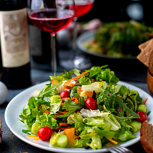 Restaurant-spisested-med-salat-og-rødvin-logo