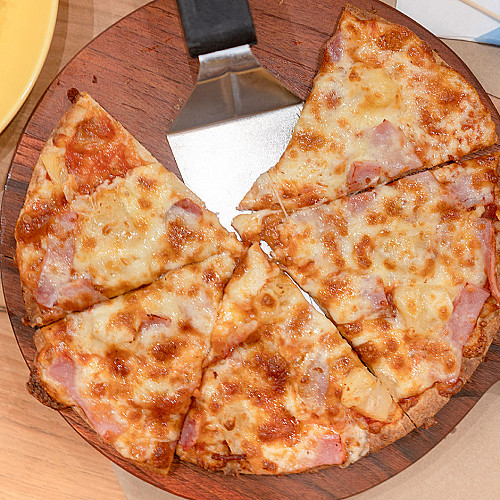 Restaurant-pizzaria-pizza-i-bakke-udskåret-med-palet-logo
