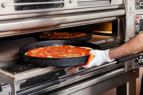 Restaurant-pizzaria-pizza-tages-ud-af-ovnen-banner