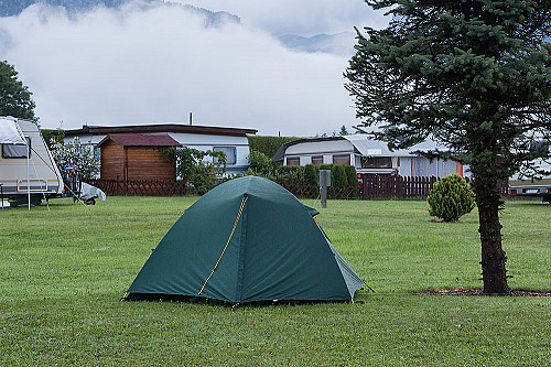 Overnatning-camping-telt-på-plæne-banner