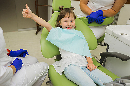 Tandlæge-lille-pige-i-tandlæge-stol-banner