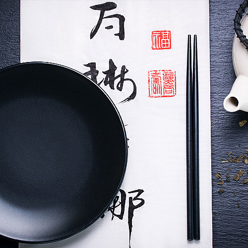 Restaurant-asiatisk-spisepinde-og-tallerken-logo